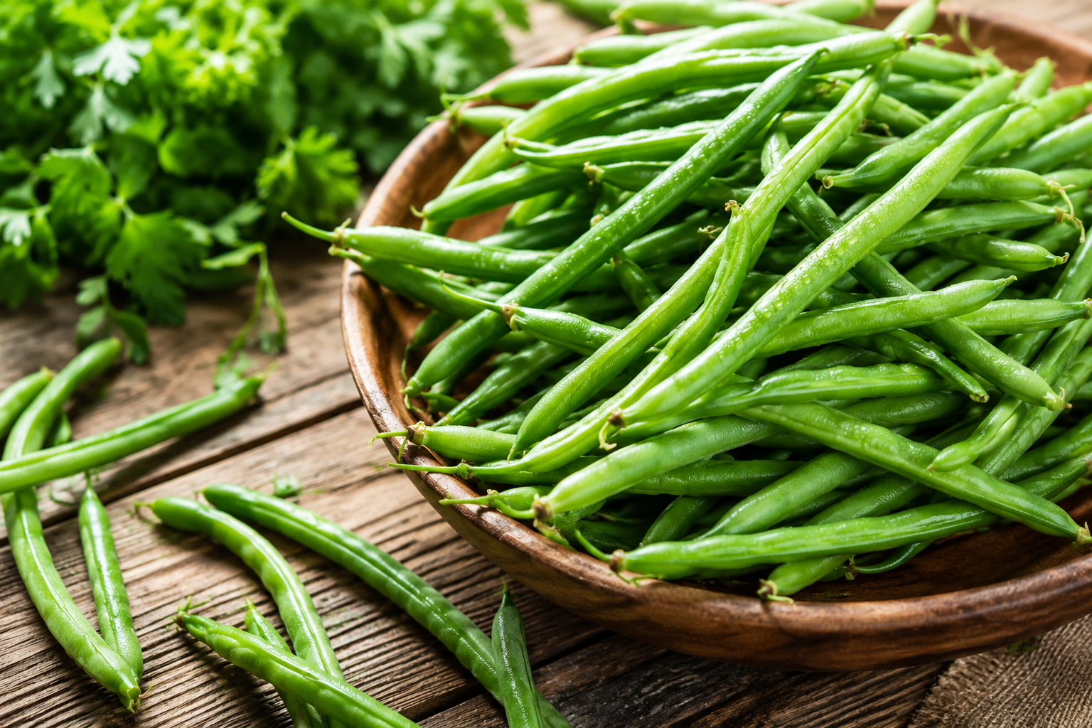 Fresh green beans at Don-O-Ray Farms in Kelowna, displayed in a wooden bowl with vibrant farm-fresh produce.