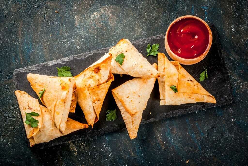 Samosas-on-a-plate-ready-to-be-eaten